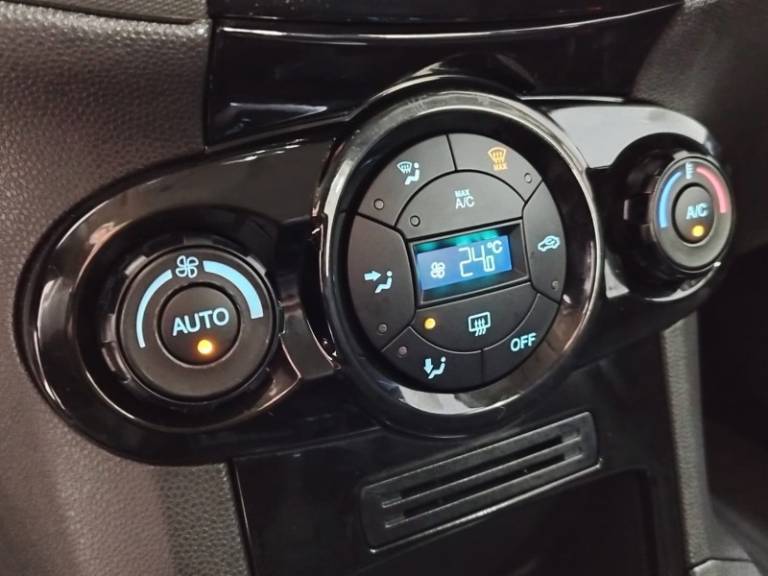 FORD - FIESTA - 2013/2014 - Vermelha - R$ 46.900,00