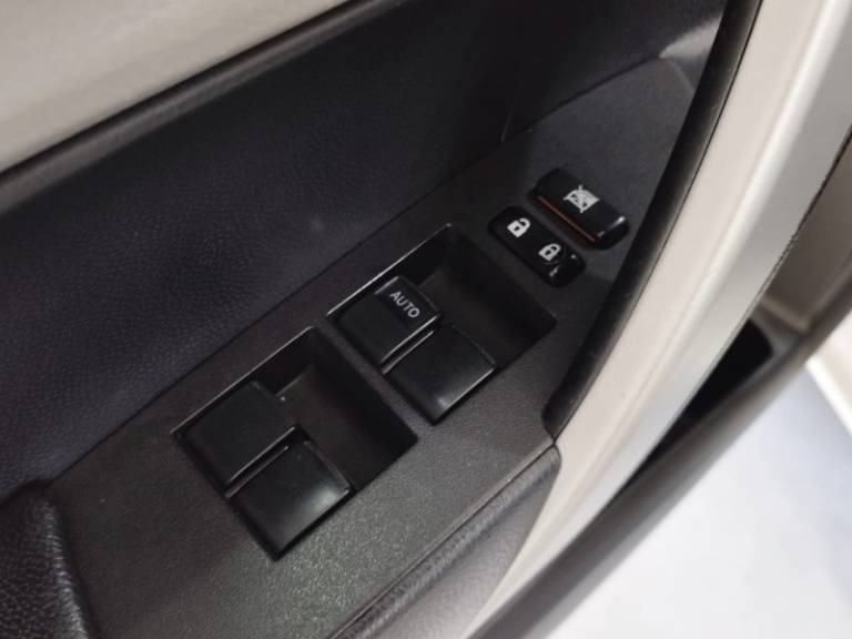 TOYOTA - COROLLA - 2014/2015 - Branca - R$ 81.900,00