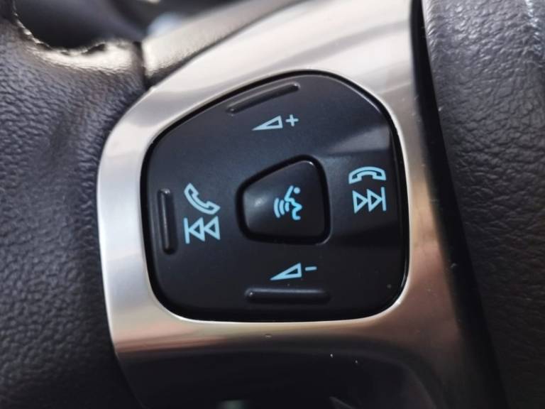 FORD - FIESTA - 2013/2014 - Vermelha - R$ 46.900,00