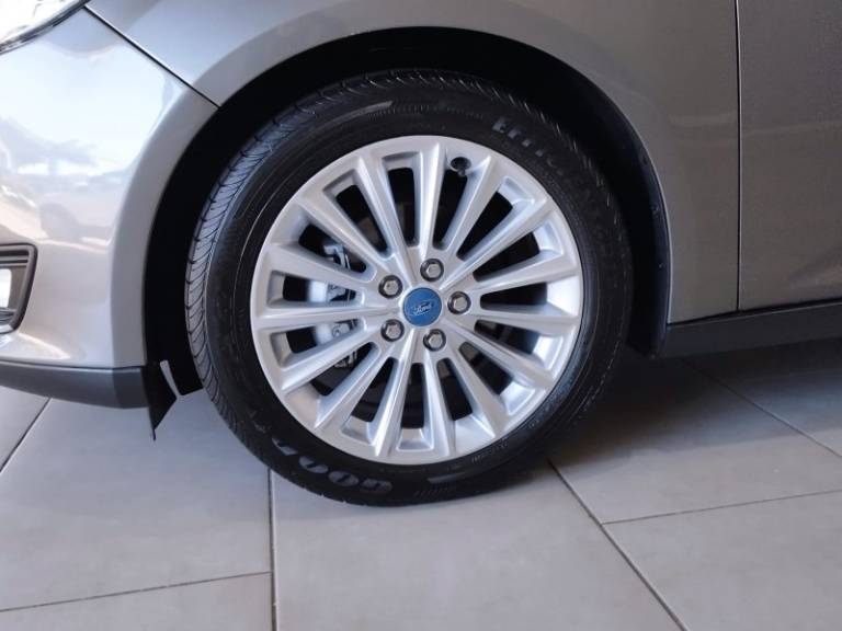 FORD - FOCUS - 2016/2016 - Cinza - R$ 64.900,00