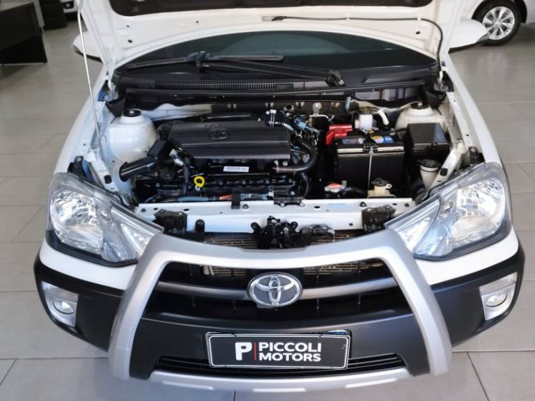 TOYOTA - ETIOS CROSS - 2017/2018 - Branca - R$ 64.900,00