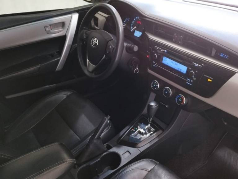 TOYOTA - COROLLA - 2014/2015 - Branca - R$ 81.900,00
