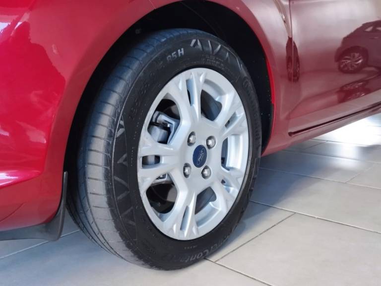 FORD - FIESTA - 2013/2014 - Vermelha - R$ 46.900,00