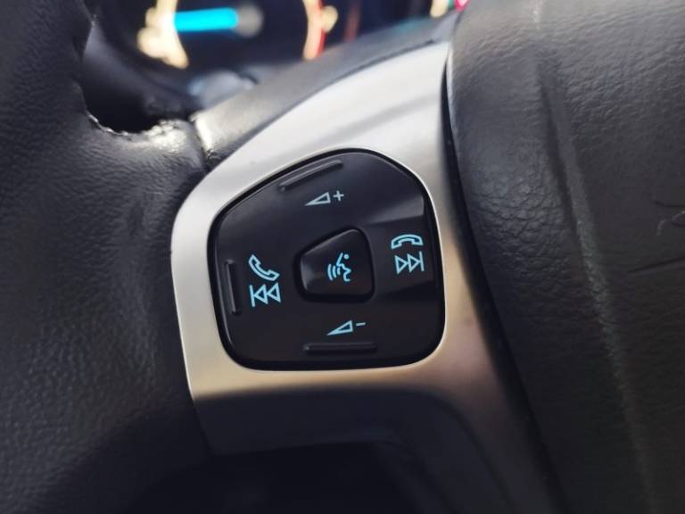 FORD - FIESTA - 2013/2014 - Vermelha - R$ 46.900,00