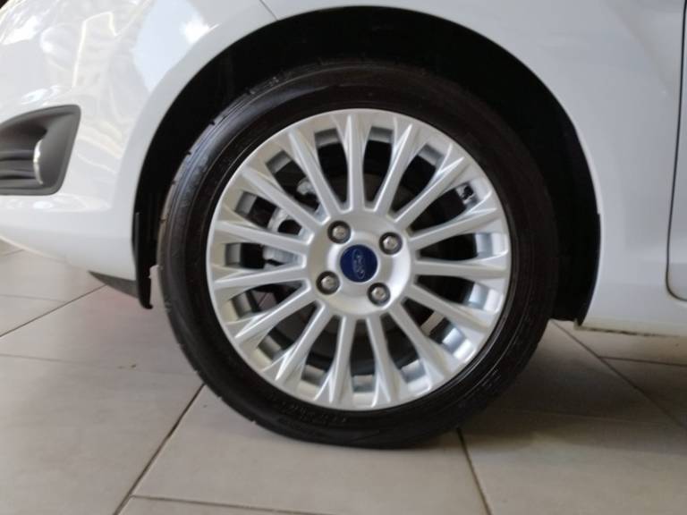FORD - FIESTA - 2016/2017 - Branca - R$ 59.900,00