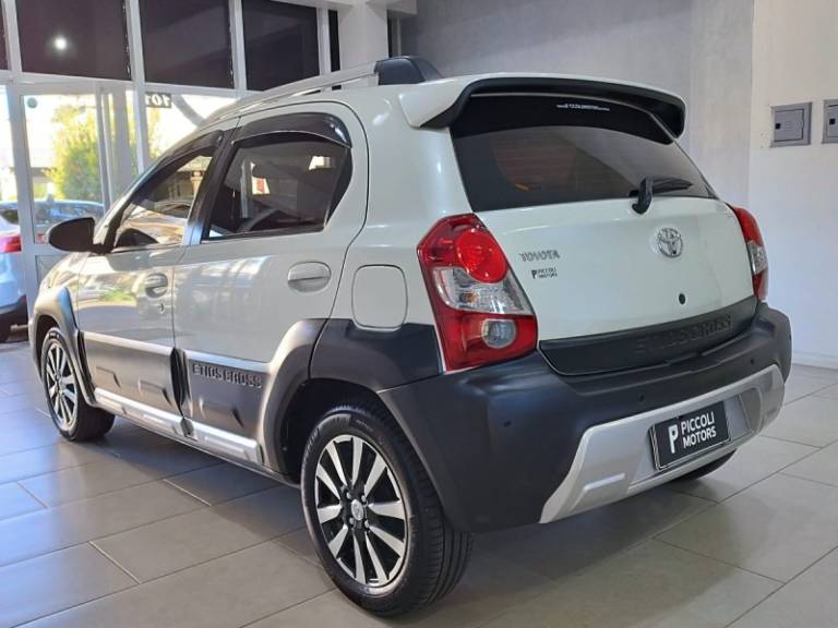 TOYOTA - ETIOS CROSS - 2017/2018 - Branca - R$ 64.900,00