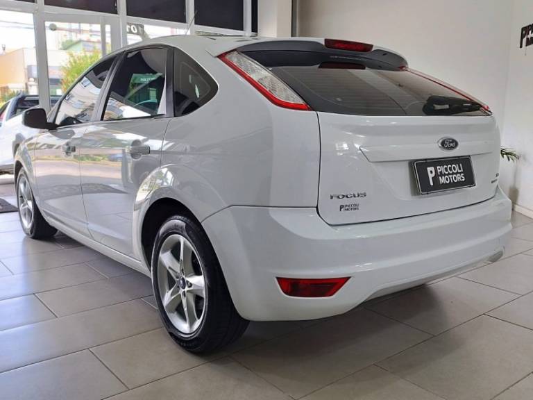 FORD - FOCUS - 2012/2013 - Branca - R$ 46.900,00