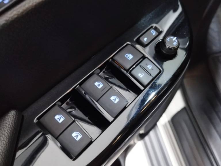 TOYOTA - HILUX - 2023/2023 - Branca - R$ 279.900,00