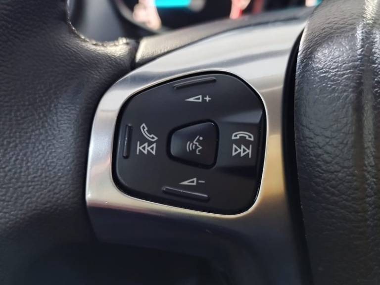 FORD - FIESTA - 2015/2016 - Branca - R$ 59.900,00