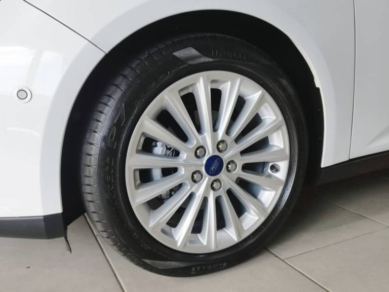 FORD - FOCUS - 2016/2016 - Branca - R$ 69.900,00