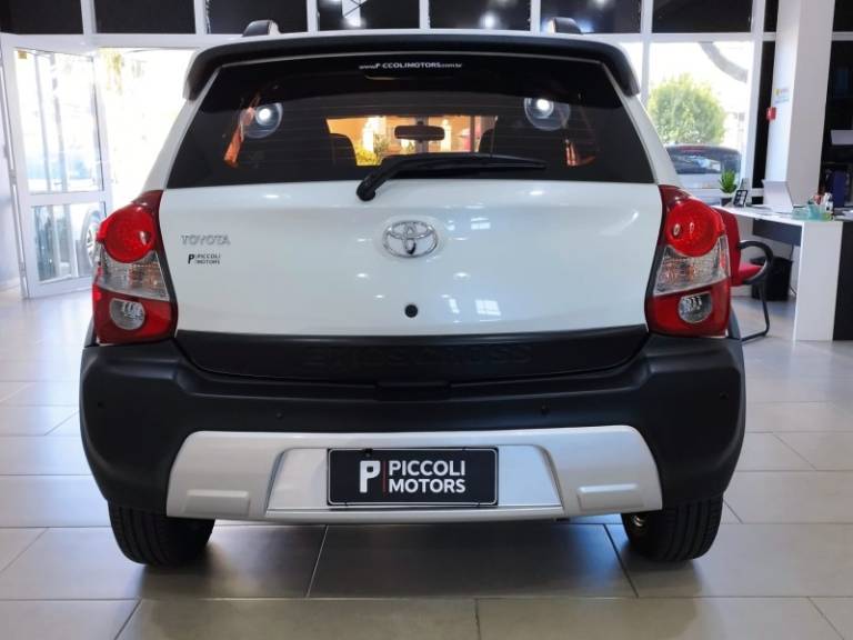 TOYOTA - ETIOS CROSS - 2017/2018 - Branca - R$ 64.900,00