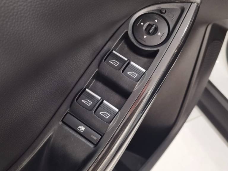 FORD - FOCUS - 2016/2016 - Branca - R$ 69.900,00