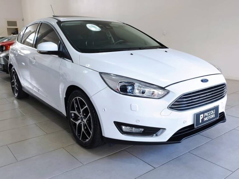 FORD - FOCUS - 2016/2017 - Branca - R$ 78.900,00