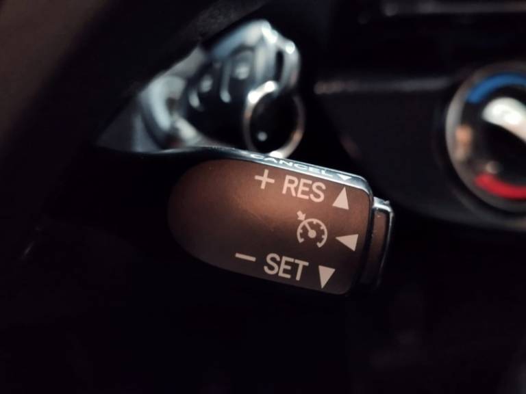 TOYOTA - ETIOS CROSS - 2017/2018 - Branca - R$ 64.900,00