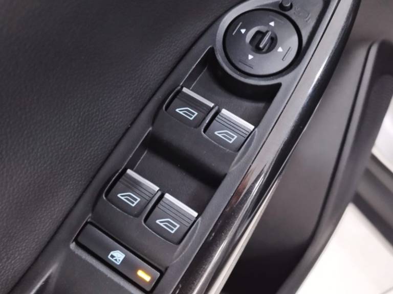 FORD - FOCUS - 2017/2018 - Prata - R$ 78.900,00