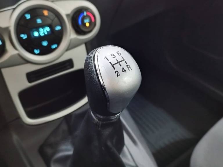 FORD - FIESTA - 2013/2014 - Vermelha - R$ 46.900,00