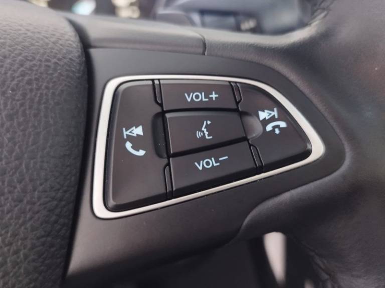 FORD - FOCUS - 2016/2016 - Branca - R$ 69.900,00