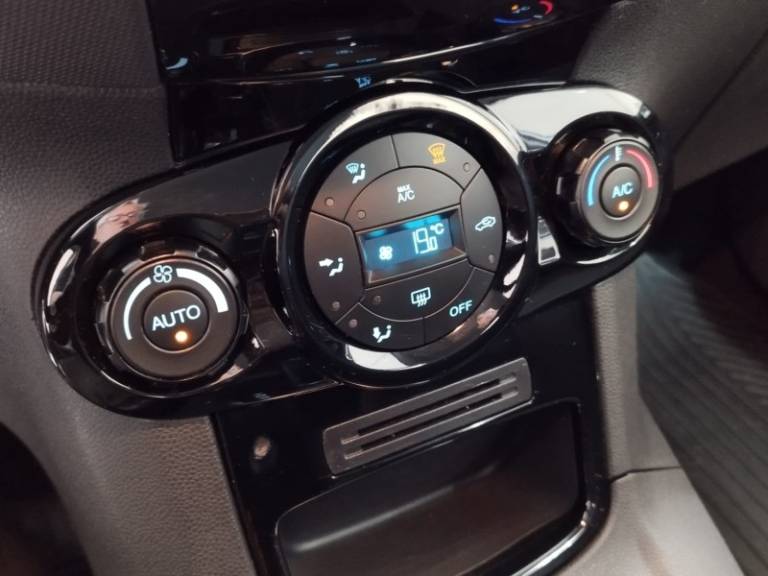 FORD - FIESTA - 2016/2017 - Branca - R$ 59.900,00