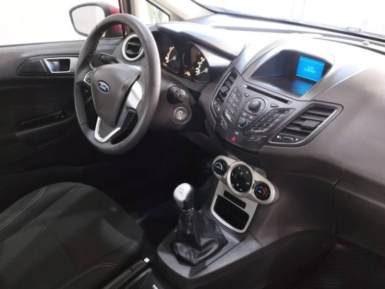 FORD - FIESTA - 2013/2014 - Vermelha - R$ 46.900,00