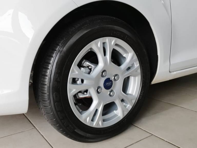 FORD - FIESTA - 2014/2015 - Branca - R$ 44.900,00