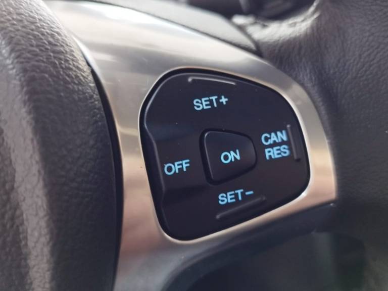 FORD - FIESTA - 2013/2014 - Vermelha - R$ 46.900,00