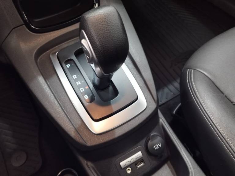FORD - FIESTA - 2016/2017 - Branca - R$ 59.900,00