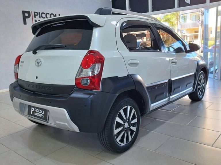 TOYOTA - ETIOS CROSS - 2017/2018 - Branca - R$ 64.900,00