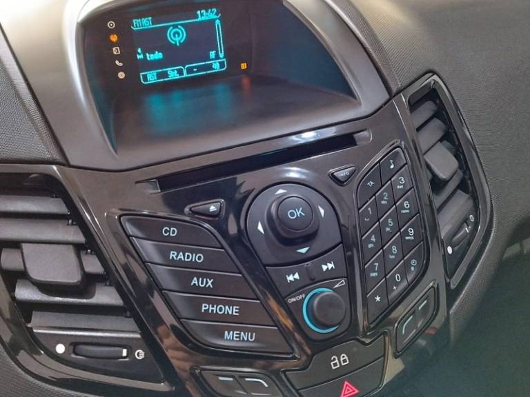 FORD - FIESTA - 2013/2014 - Vermelha - R$ 46.900,00