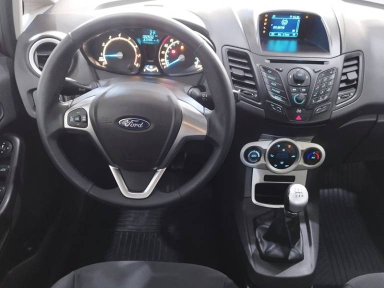 FORD - FIESTA - 2013/2014 - Vermelha - R$ 46.900,00