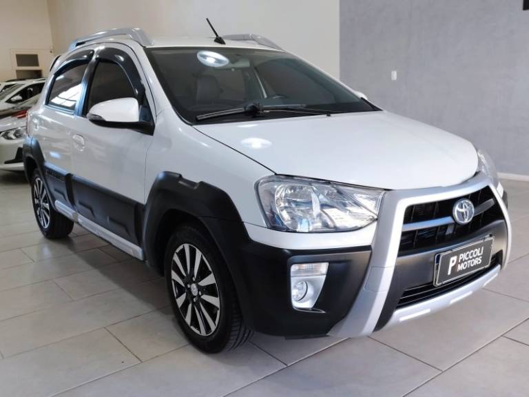 TOYOTA - ETIOS CROSS - 2017/2018 - Branca - R$ 64.900,00