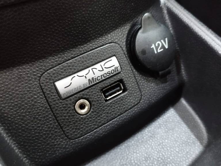 FORD - FIESTA - 2013/2014 - Vermelha - R$ 46.900,00