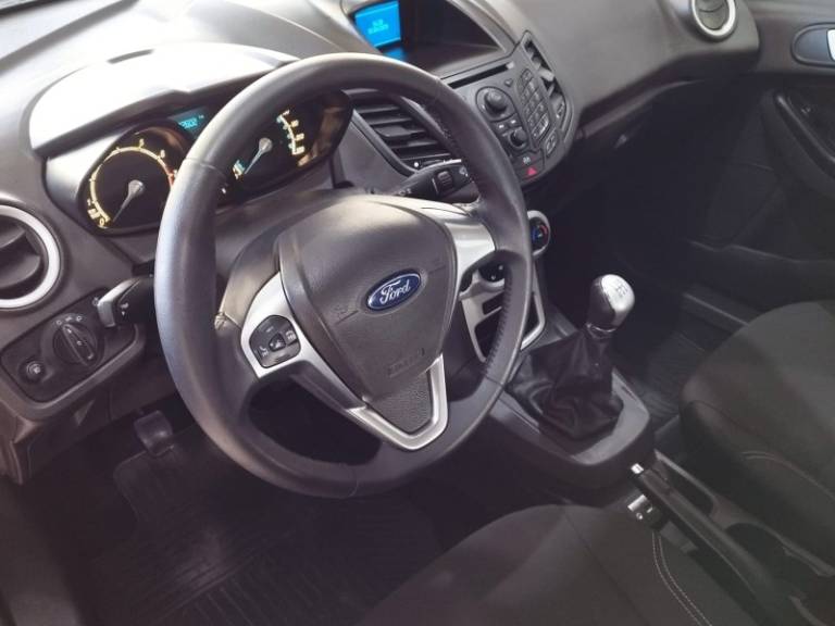 FORD - FIESTA - 2013/2014 - Vermelha - R$ 46.900,00