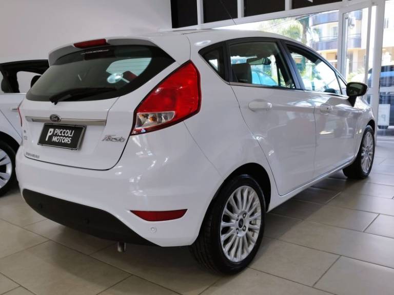 FORD - FIESTA - 2016/2017 - Branca - R$ 59.900,00