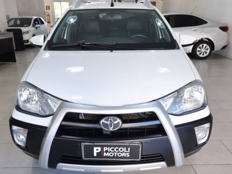 TOYOTA - ETIOS CROSS - 2017/2018 - Branca - R$ 64.900,00