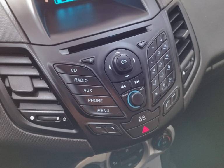 FORD - FIESTA - 2014/2015 - Branca - R$ 44.900,00