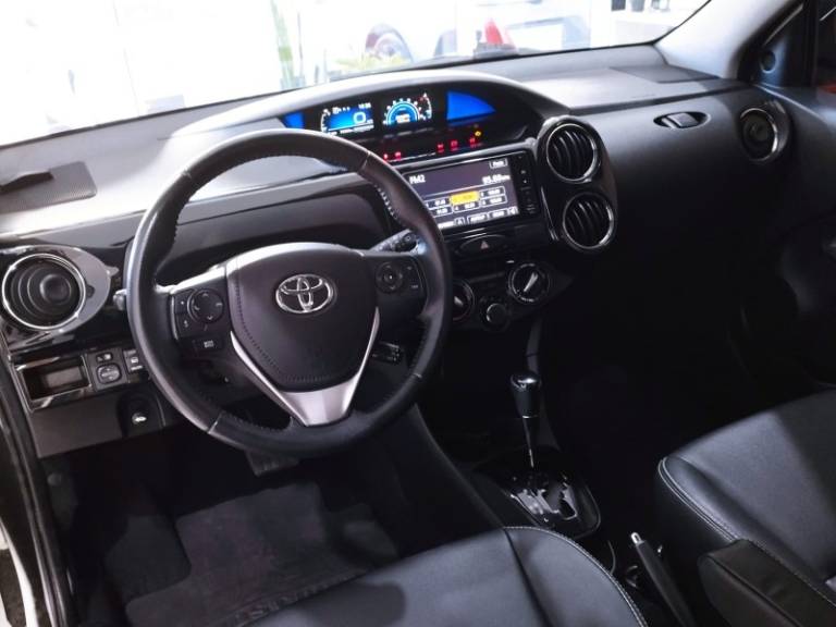 TOYOTA - ETIOS CROSS - 2017/2018 - Branca - R$ 64.900,00