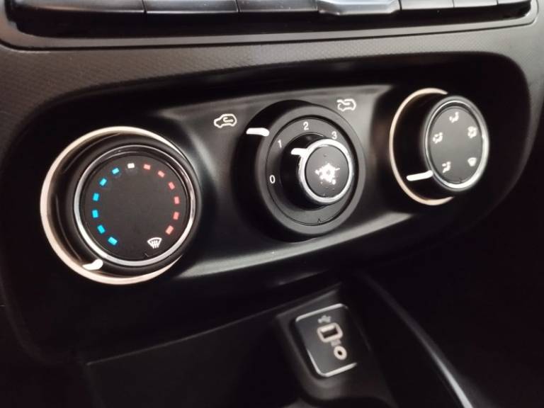 FIAT - CRONOS - 2018/2019 - Branca - R$ 65.900,00