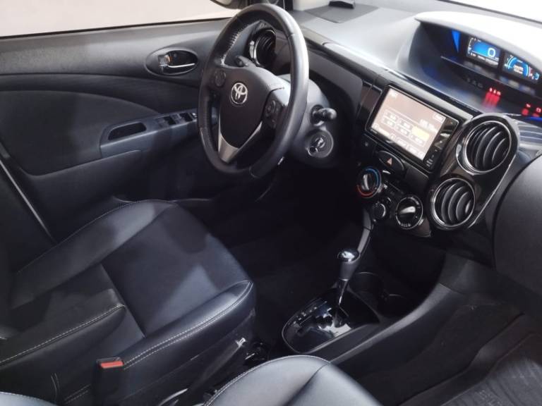 TOYOTA - ETIOS CROSS - 2017/2018 - Branca - R$ 64.900,00