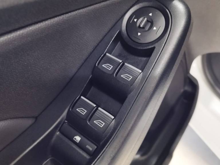 FORD - FIESTA - 2017/2017 - Branca - R$ 58.900,00