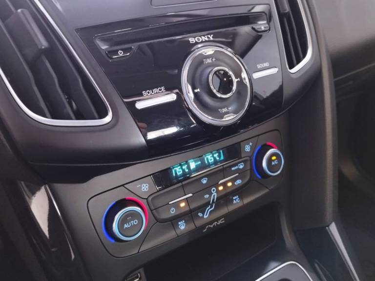 FORD - FOCUS - 2016/2016 - Branca - R$ 69.900,00