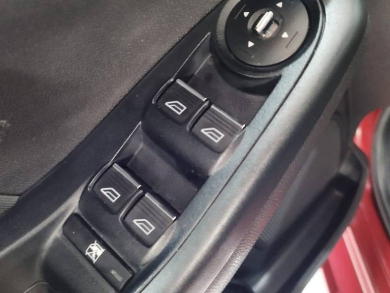 FORD - FIESTA - 2013/2014 - Vermelha - R$ 46.900,00