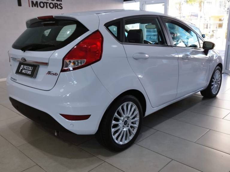 FORD - FIESTA - 2017/2017 - Branca - R$ 58.900,00
