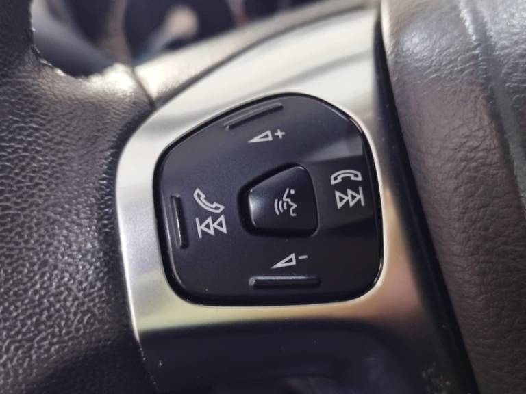 FORD - FIESTA - 2017/2017 - Branca - R$ 58.900,00