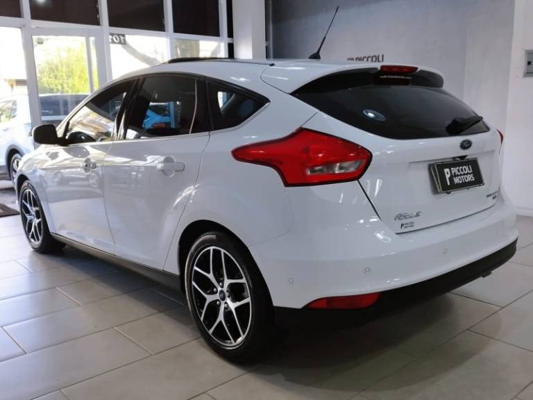 FORD - FOCUS - 2016/2016 - Branca - R$ 72.900,00