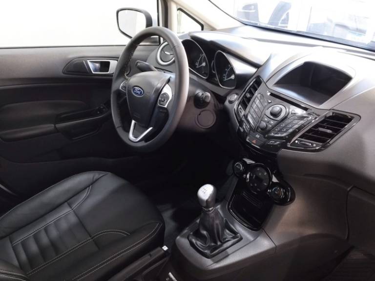 FORD - FIESTA - 2015/2016 - Branca - R$ 59.900,00