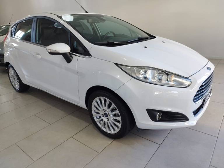 FORD - FIESTA - 2016/2017 - Branca - R$ 59.900,00