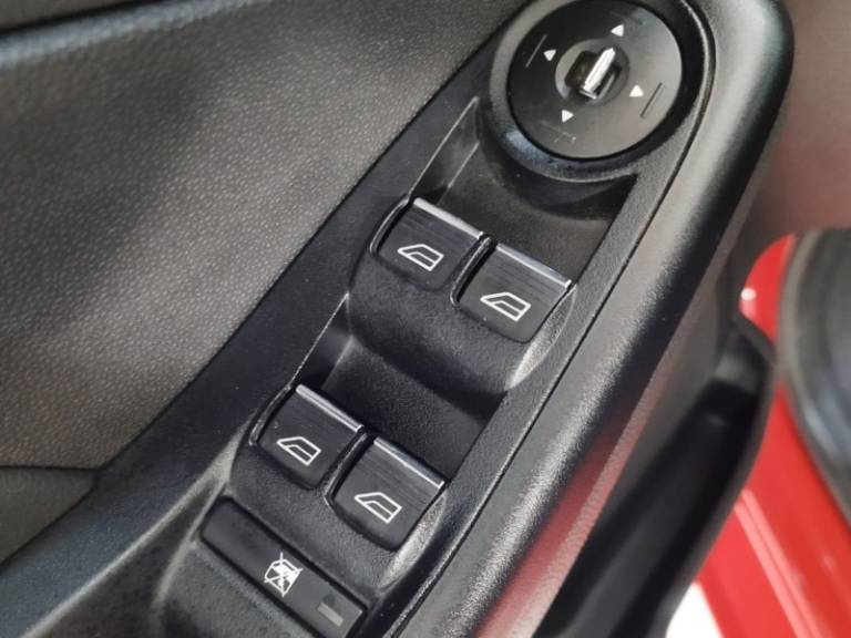 FORD - FIESTA - 2013/2014 - Vermelha - R$ 46.900,00