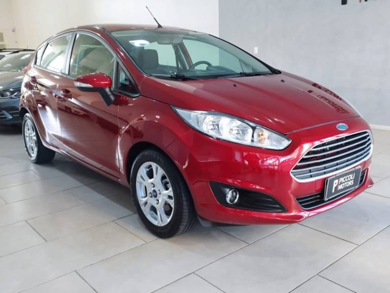 FORD - FIESTA - 2013/2014 - Vermelha - R$ 46.900,00