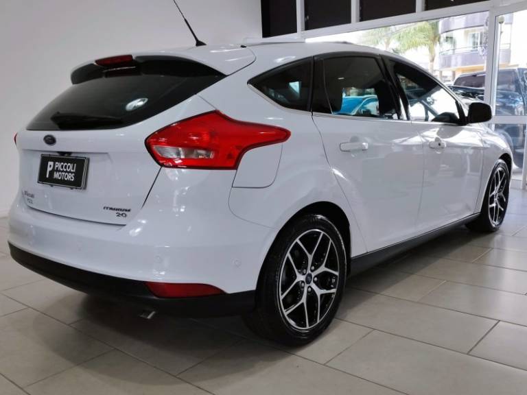 FORD - FOCUS - 2016/2017 - Branca - R$ 78.900,00