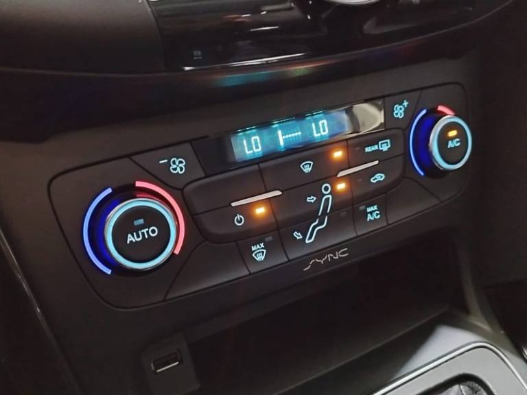 FORD - FOCUS - 2017/2018 - Prata - R$ 78.900,00